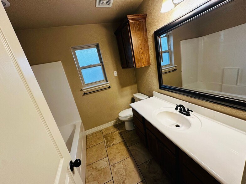 Building Photo - 1004 Chaucer Ln