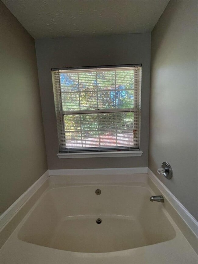 Building Photo - 2346 Delfern Dr NW