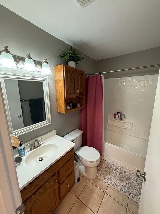 Building Photo - Spacious Two-Story 3 Bedroom, 1.5 Bath Tow...