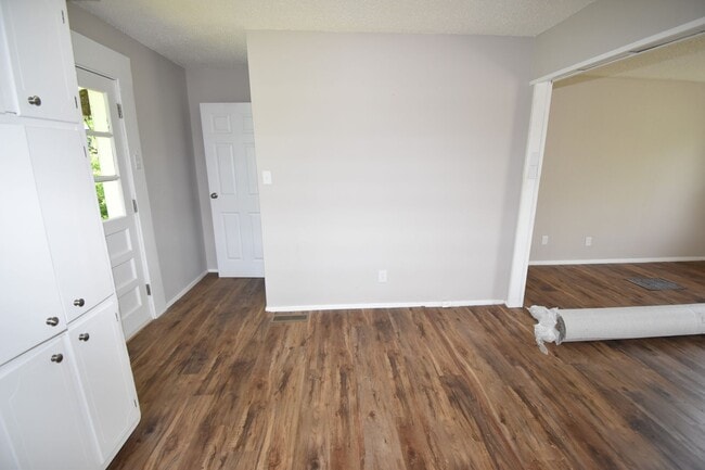 Building Photo - 3 Bedroom 1 Bath Home For Rent Near Heritage Park!