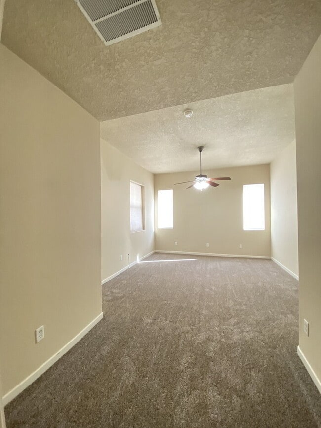 Building Photo - Spacious- 2 Living Rm/3BR/2Bath in Cabezon