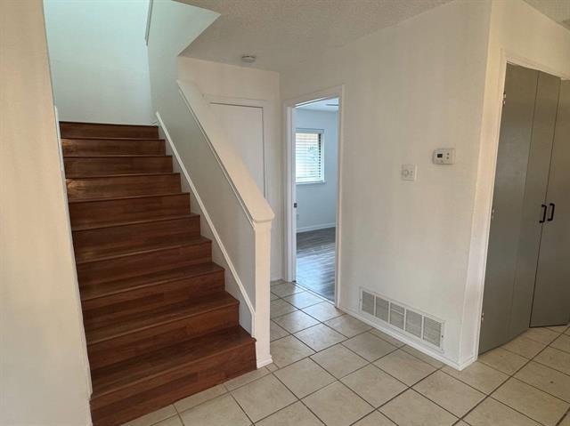 Building Photo - 703 Red Oak Dr