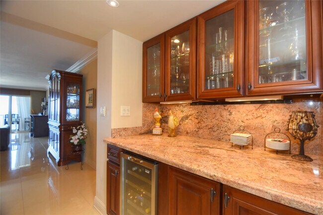 Building Photo - 1012 N Ocean Blvd