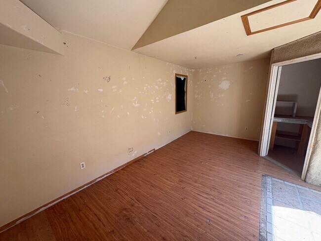 Building Photo - Fully Renovated 3 Bed 2.5 Bath Townhome w/ 1 Car Garage & Yard!
