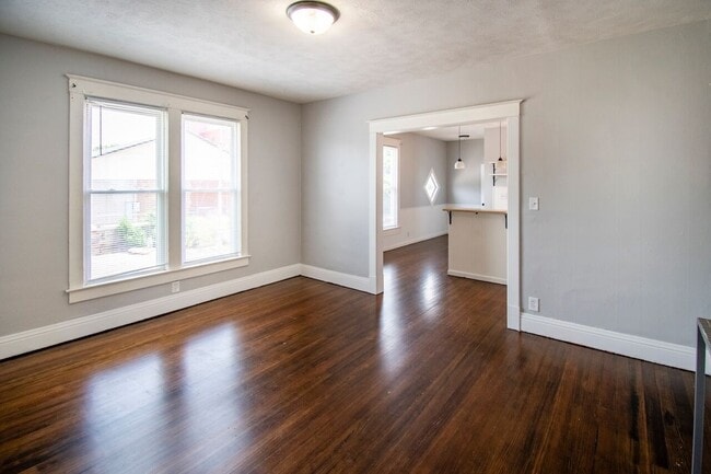 Building Photo - Large 3 Bedroom in Dahlman