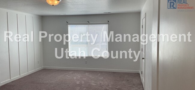 Building Photo - Pet Friendly Townhouse