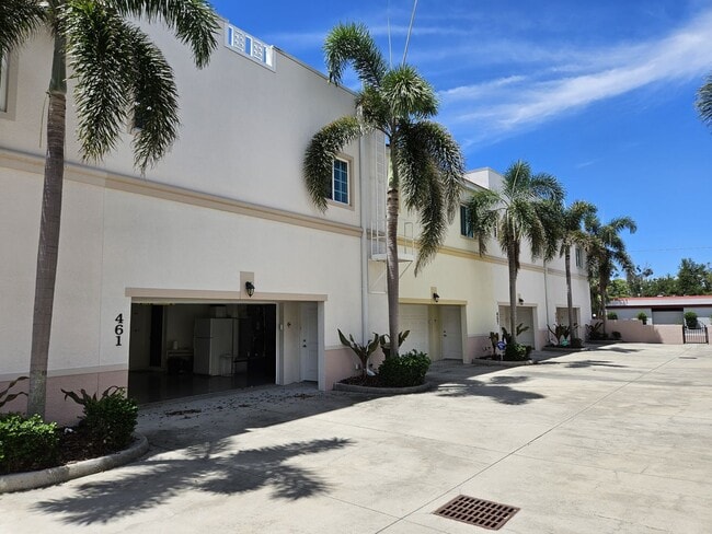 Building Photo - 461 Nokomis Ave S