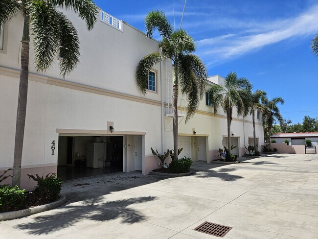 Building Photo - Seasonal Short-Term 2 Bedroom, 2.5 Bath Multi-Level Condo with Balcony and Patio located on Venic...