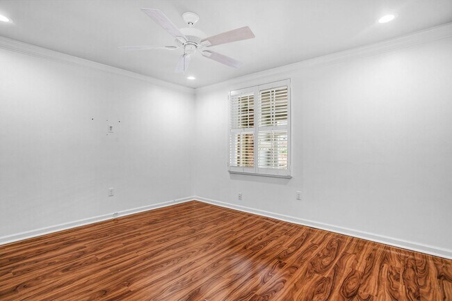 Building Photo - Prime Greenville Location! 3BR Ground Floor Condo in Gated Community