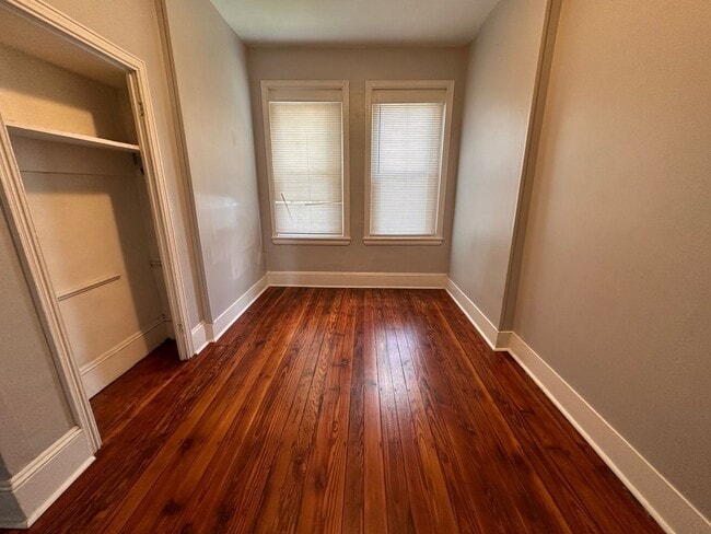 Building Photo - Old charm mixed with new finishes. Beautif...