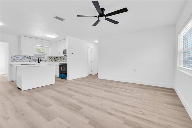 Building Photo - 8801 Sunlit Cove Dr NE