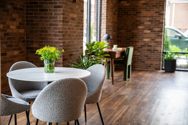 Building Photo - 723 Mt Vernon Ave