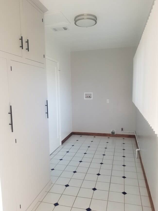 Building Photo - 5165 Carlingford Ave