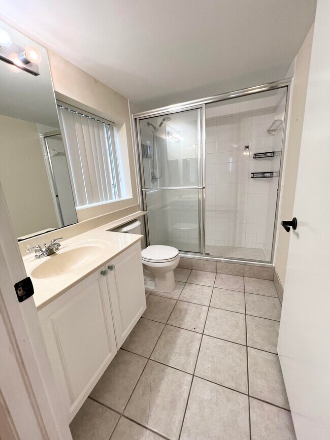 Building Photo - 1100 Crestwood Ct S