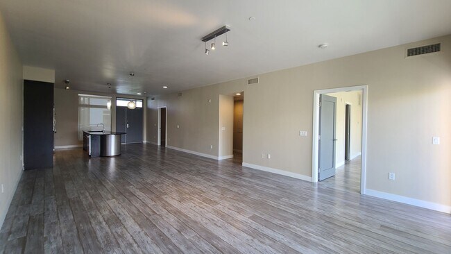 Building Photo - 2 Bedroom Condo located in Park House.