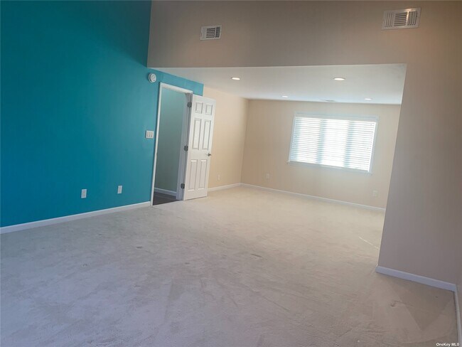 Building Photo - 2 Linden St