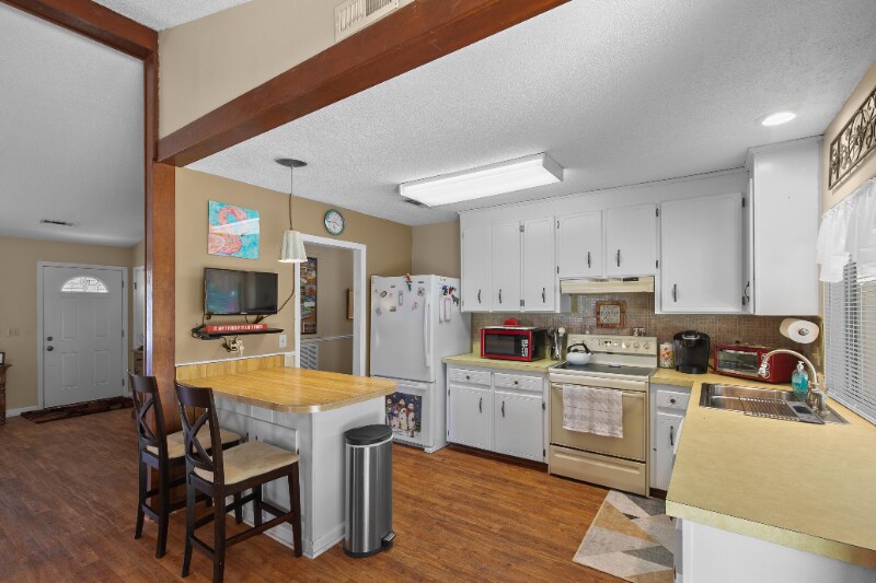 Building Photo - 202 Peartree Cir