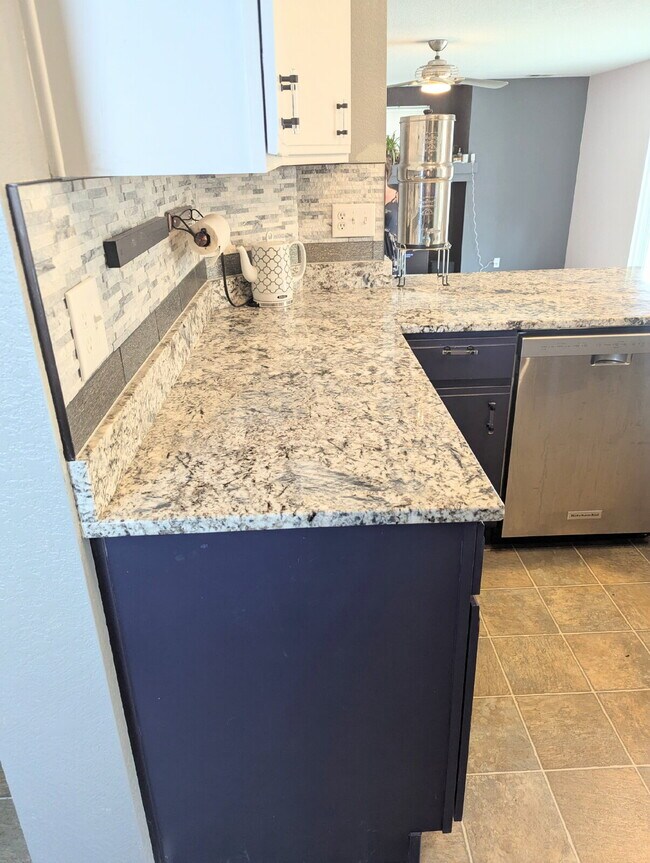 Building Photo - Gorgeous Denver Home - Real Granite Counte...