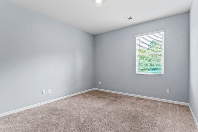 Building Photo - 552 Post Oak Ln