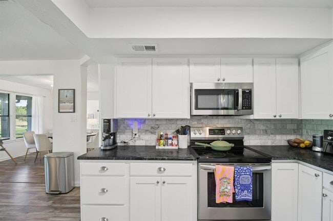 Building Photo - 730 Vanguard St