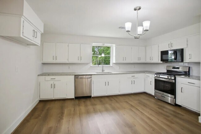 Building Photo - 906 S Rd