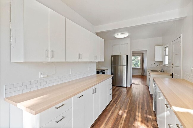 Building Photo - Cute 3-bdrm/2-bath vintage home—Nice fence...