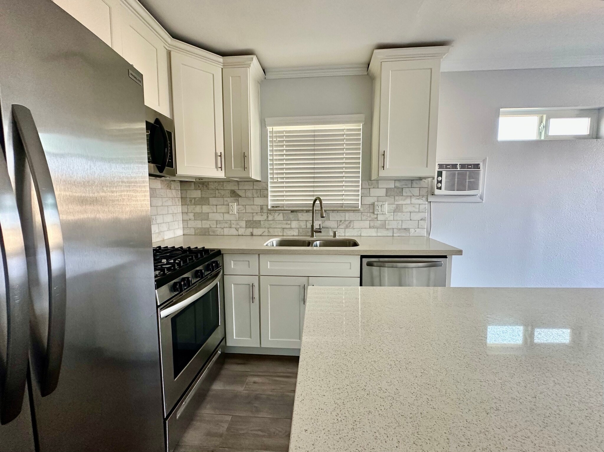 Building Photo - 4315 Kenwood Ave