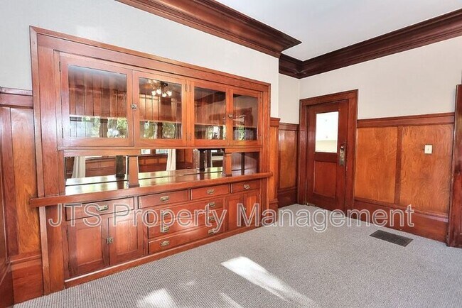 Building Photo - 1015 27th St