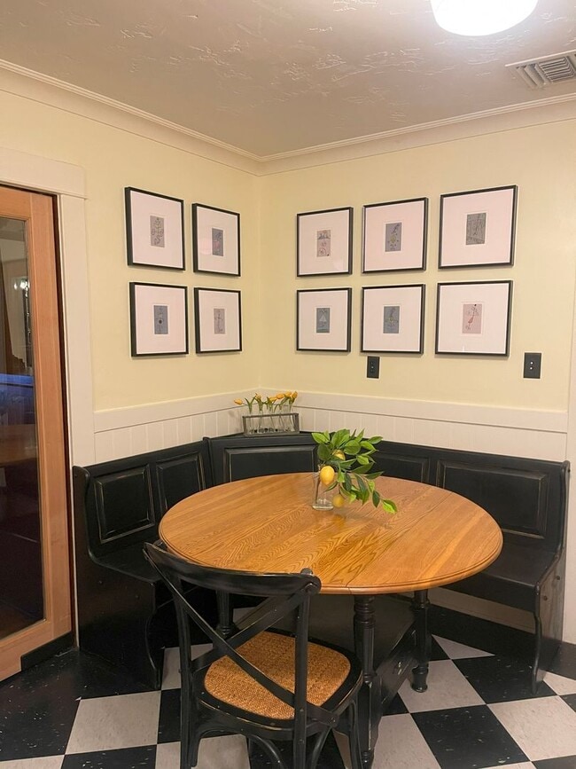 Building Photo - 3 Bed/2 Bath Craftsman Beauty in Historic ...