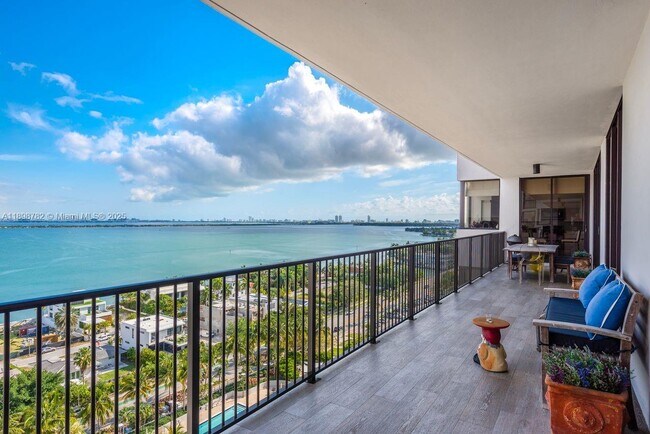 Building Photo - 1000 Venetian Way