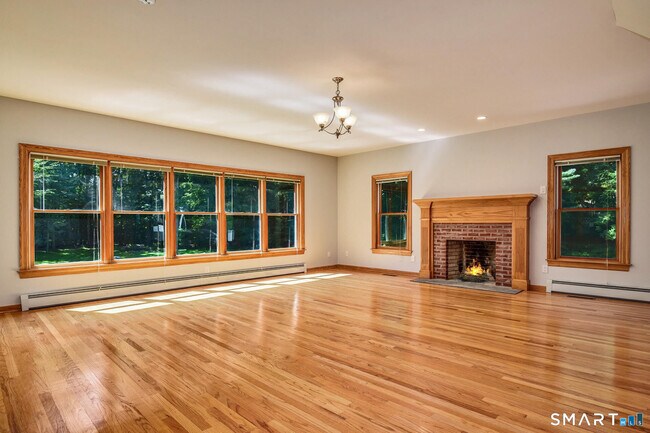 Building Photo - 10 Fernwood Rd