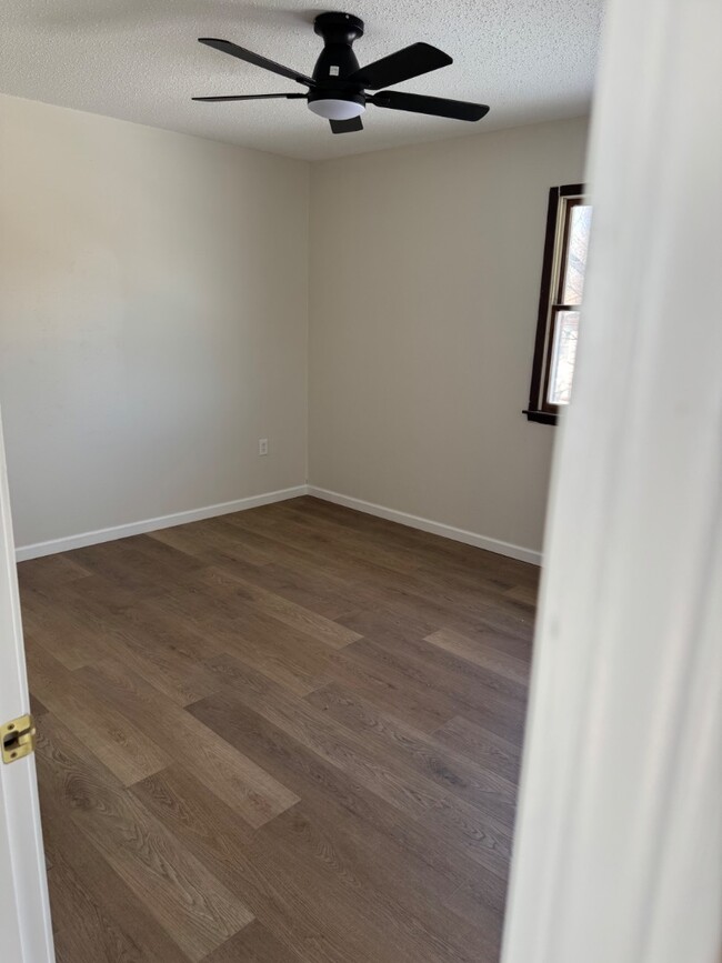 Building Photo - 185 Parkview Dr