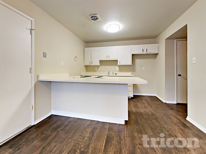 Building Photo - 10069 Lincoln Village Dr