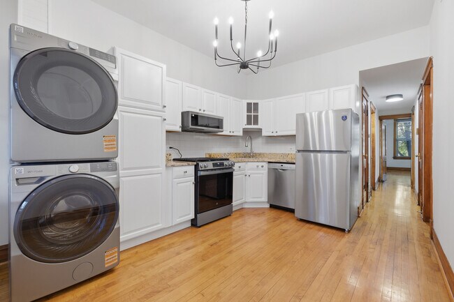 Building Photo - 823 N Hoyne Ave