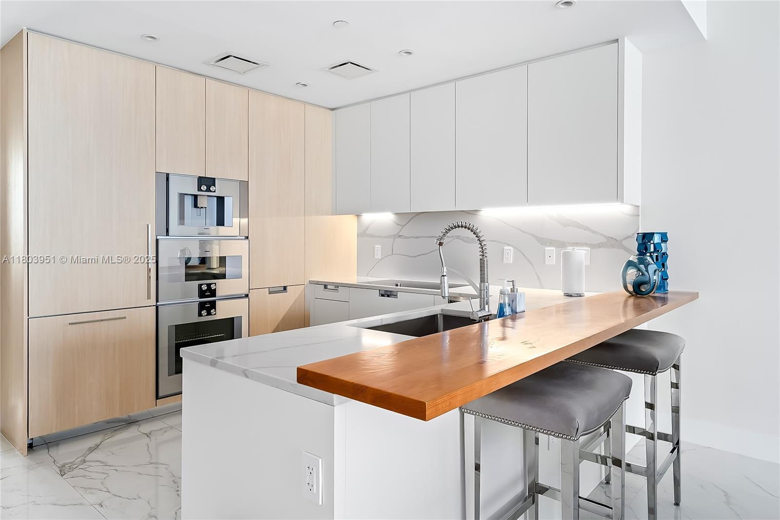 Building Photo - 15701 Collins Ave