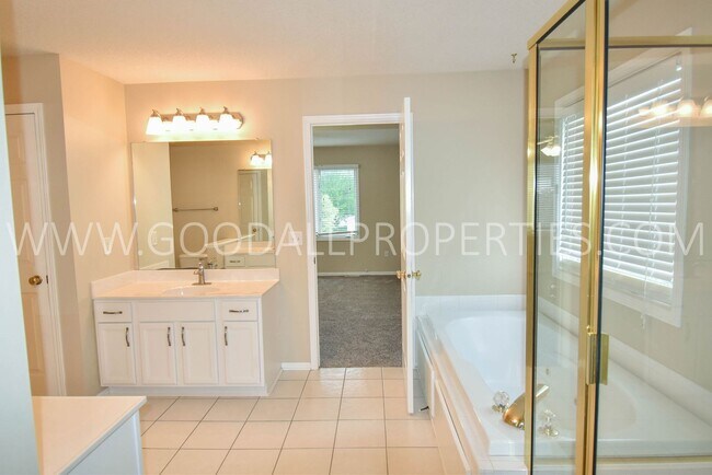 Building Photo - 4 Bedroom 2.5 Bathroom home in Urbandale
