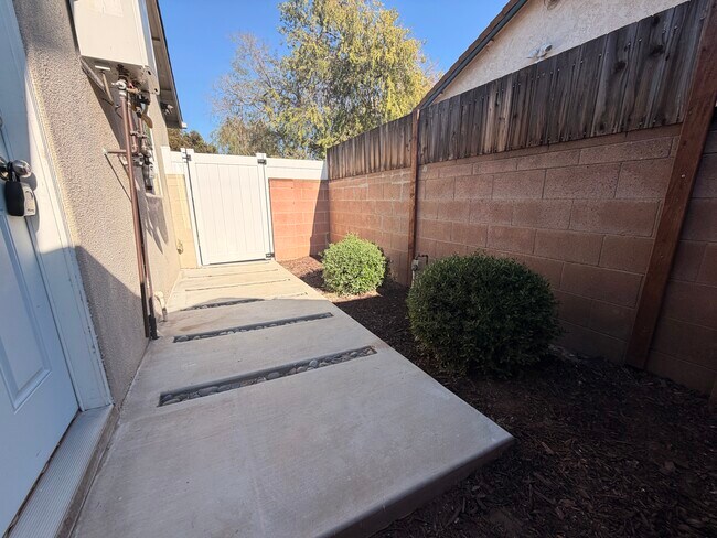 Building Photo - 7539 Royer Ave