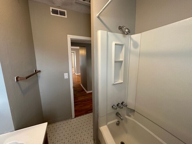 Building Photo - Summit St 814-816 MLR