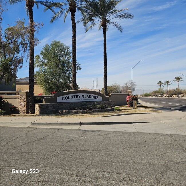 Building Photo - Gorgeous home In Glendale w/pool