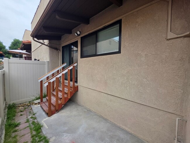 Building Photo - Beautiful 3 Bed, 2 Bath condo with 2 car garage & laundry