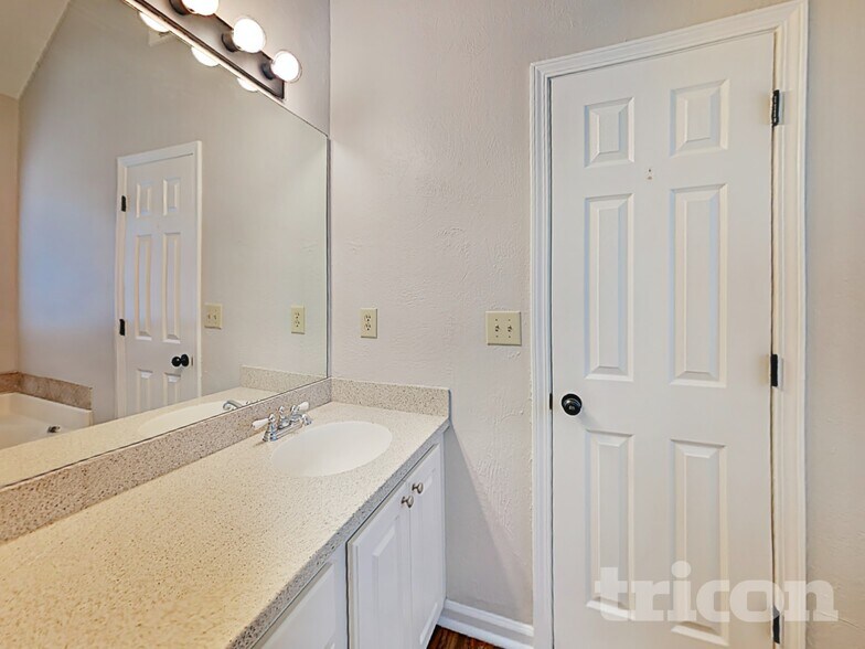 Building Photo - 555 Horseshoe Cir