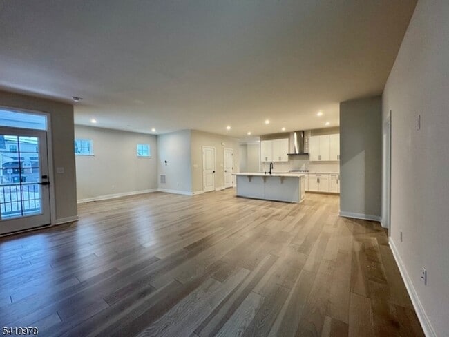 Building Photo - 61 Willow Ln