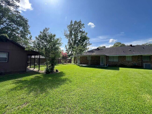Building Photo - Baker's Historic Buffwood Subdivision, 3 bedroom, 2 bath home loaded with amenities