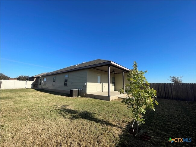 Building Photo - 758 Saengerhalle Rd