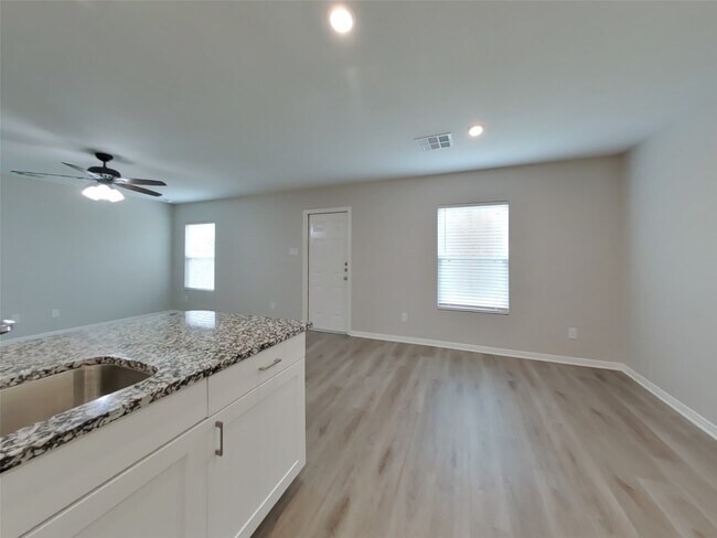 Building Photo - 10122 Cerritos dr