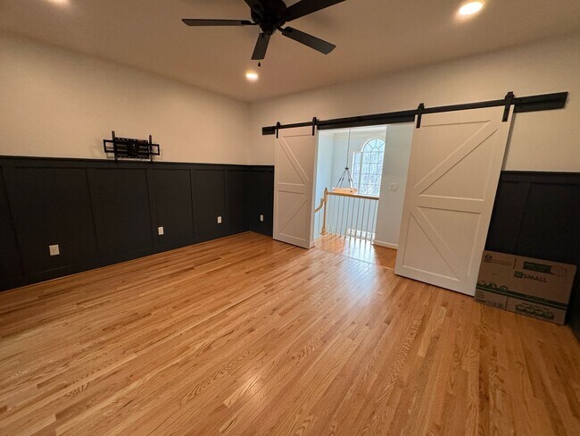 Building Photo - Available to Show