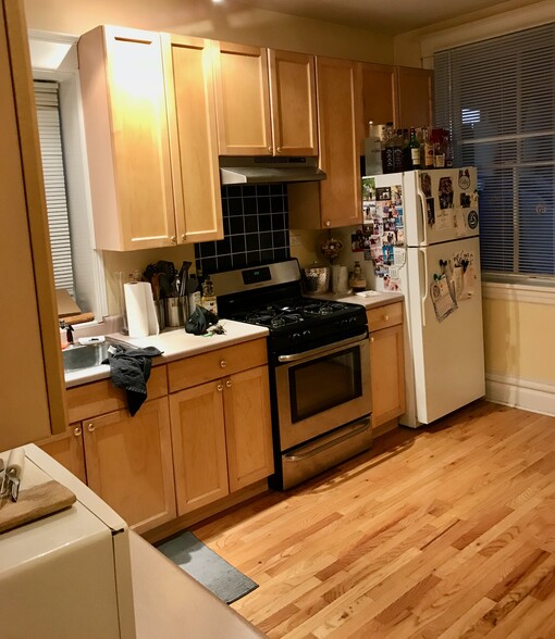 Large Eat-In Kitchen - 1406 W Byron St