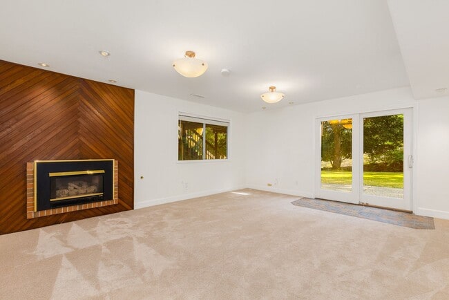 Building Photo - Charming Tri-Level Home in Ideal Location ...
