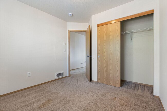 Building Photo - Spacious 4-Bedroom Home in SE Portland