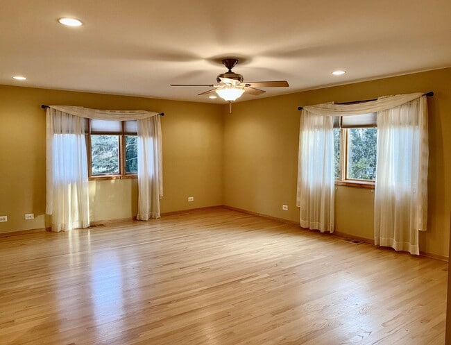 Building Photo - Magnificent 4 Bed / 4.5 Bath Elmhurst Home...